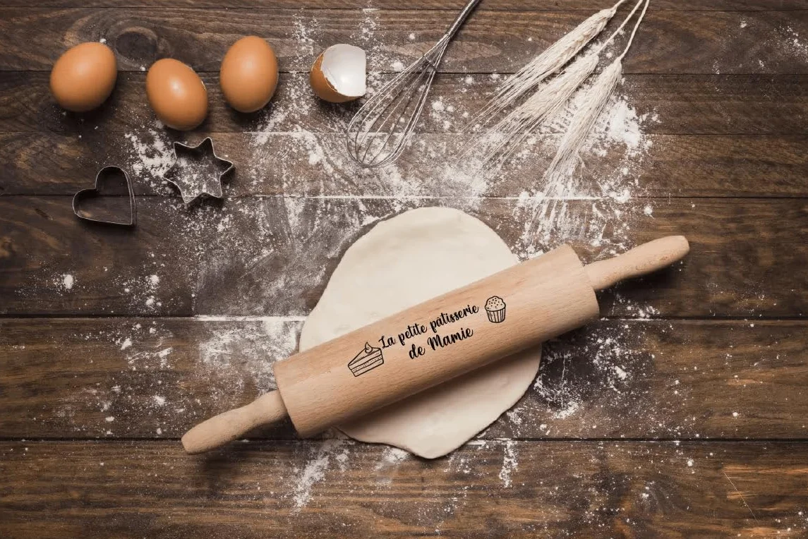 Rouleau à Pâtisserie Personnalisé – Gravure "La Petite Pâtisserie de Mamie" – Cadeau Fête des Grands-Mères – Personnalisation avec Prénom des Petits-Enfants – Modifiable sur Demande