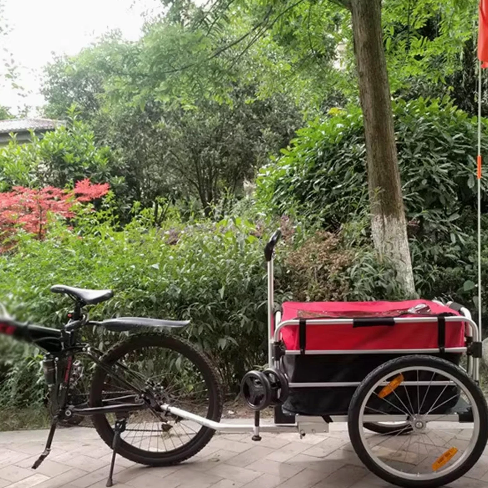 Remorque de vélo pour le camping et les aventures tout-terrain, design pliable pour un rangement et un transport faciles, compatible avec les vélos électriques
