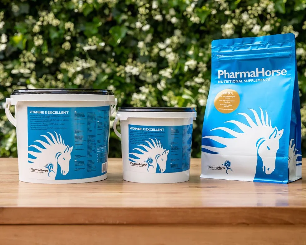 PharmaHorse Vitamine E Excellent | Supplément Alimentaire Cheval | Prévient Les courbatures | Soutien Musculaire Cheval | avec Sélénium | sans dopage & sans sucres ajoutés | 1000 Grammes