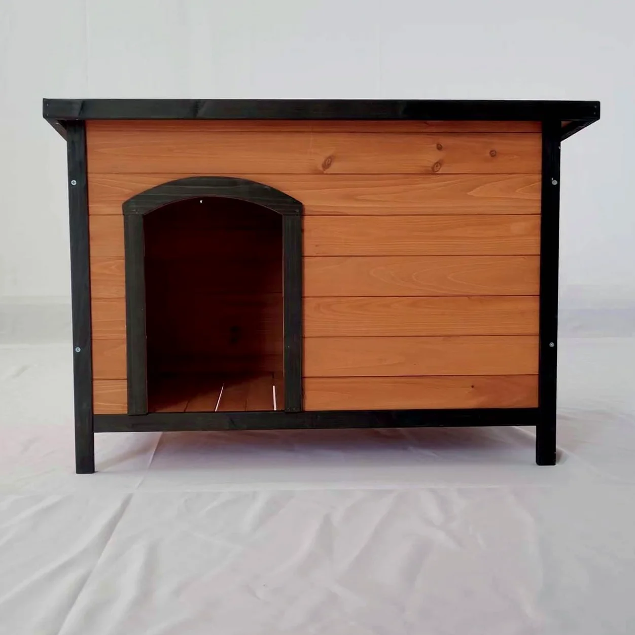 WERKA PRO Niche en Bois pour Chiens - Toit Étanche et Pieds Surélevés - Utilisation Intérieure/Extérieure - 63,5 x 86 x H 56,