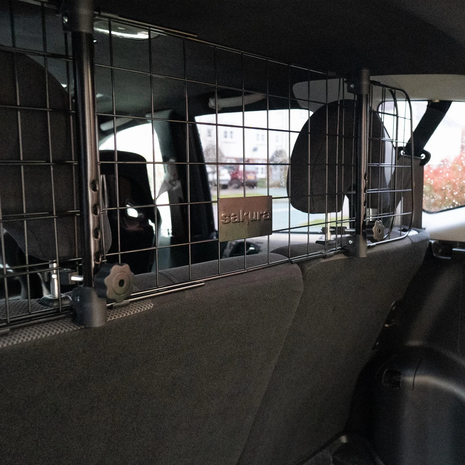 Sakura SS5259 Barrière de Sécurité d’Appuie-Tête de Voiture pour Chiens - Facile à Installer Sur la Plupart des Voitures Berlines, SUV, Voitures Familiales, Monospaces – Largeur Réglable Sans Outils