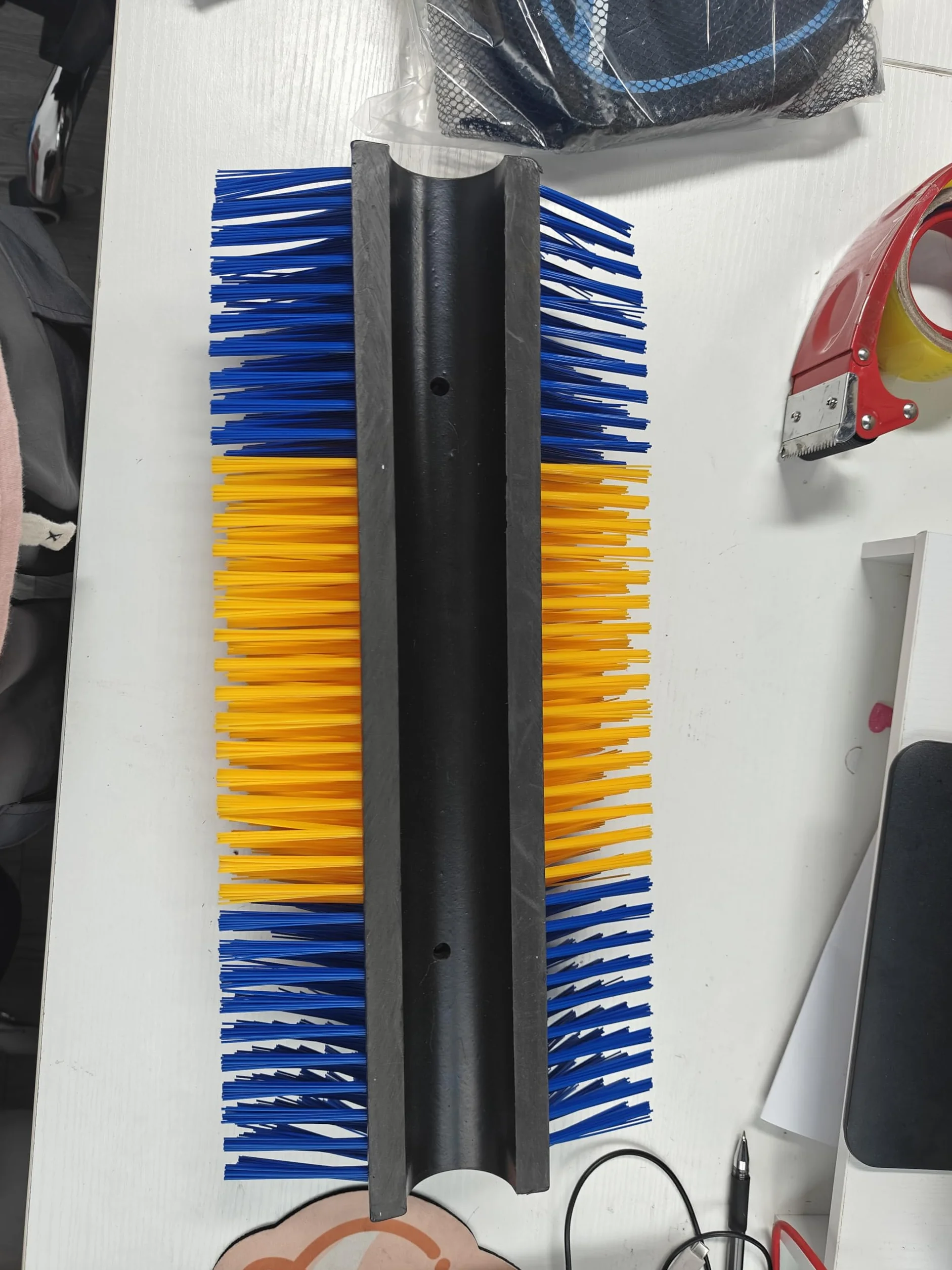 Brosse à gratter semi-circulaire Equine Scratcher pour bovins moutons chevaux cochons nylon 17,4 x 7,87 pouces