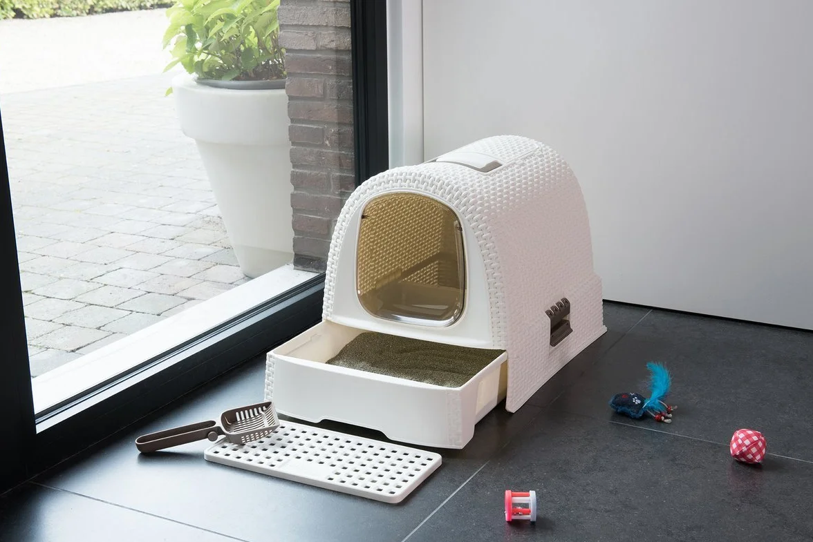 CURVER Maison de Toilette pour Chat - Bac à Litière Fermé - Compartiment Inférieur Amovible pour Un Nettoyage Facile - Pelle à Litière et Tapis de Sol Inclus - Dimensions : 51 x 39 x 40 cm - Ivoire
