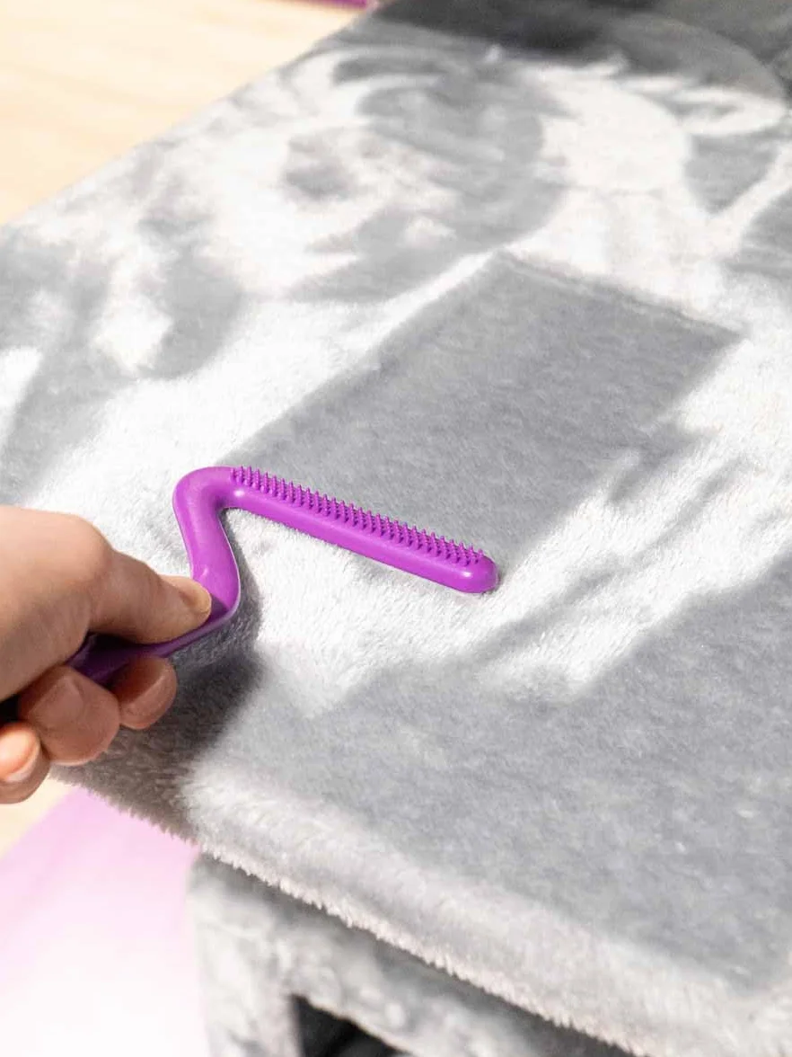 Petrebels Épilateur pour poils de chat brosse double face canapé arbre à chat meubles Lucky 7 violet