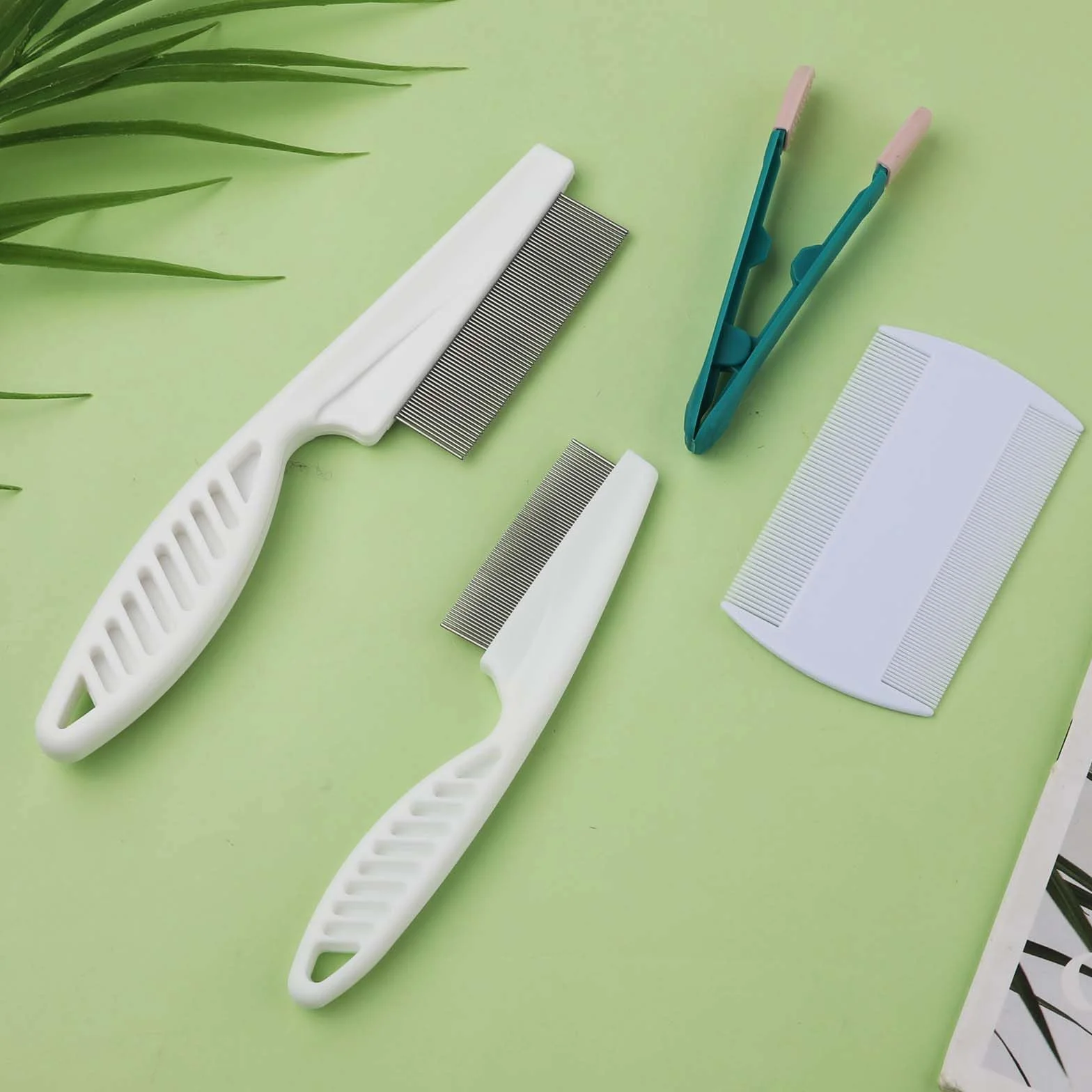 4pcs Brosse de Toilettage pour Animaux de Compagnie, Peigne à Puces pour Chat Peigne à Puces Chien Multifonctionnel Peigne à Puces pour Chiens Peigne à Cheveux pour Animaux de Compagnie