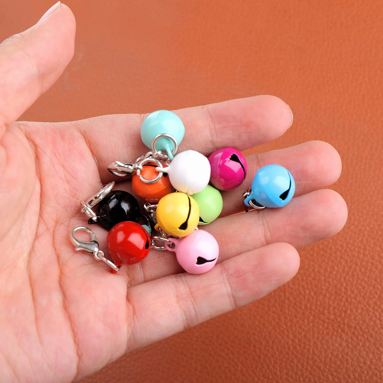 Molain Lot de 10 clochettes colorées pour collier chat chien, avec fermoirs, accessoires animaux