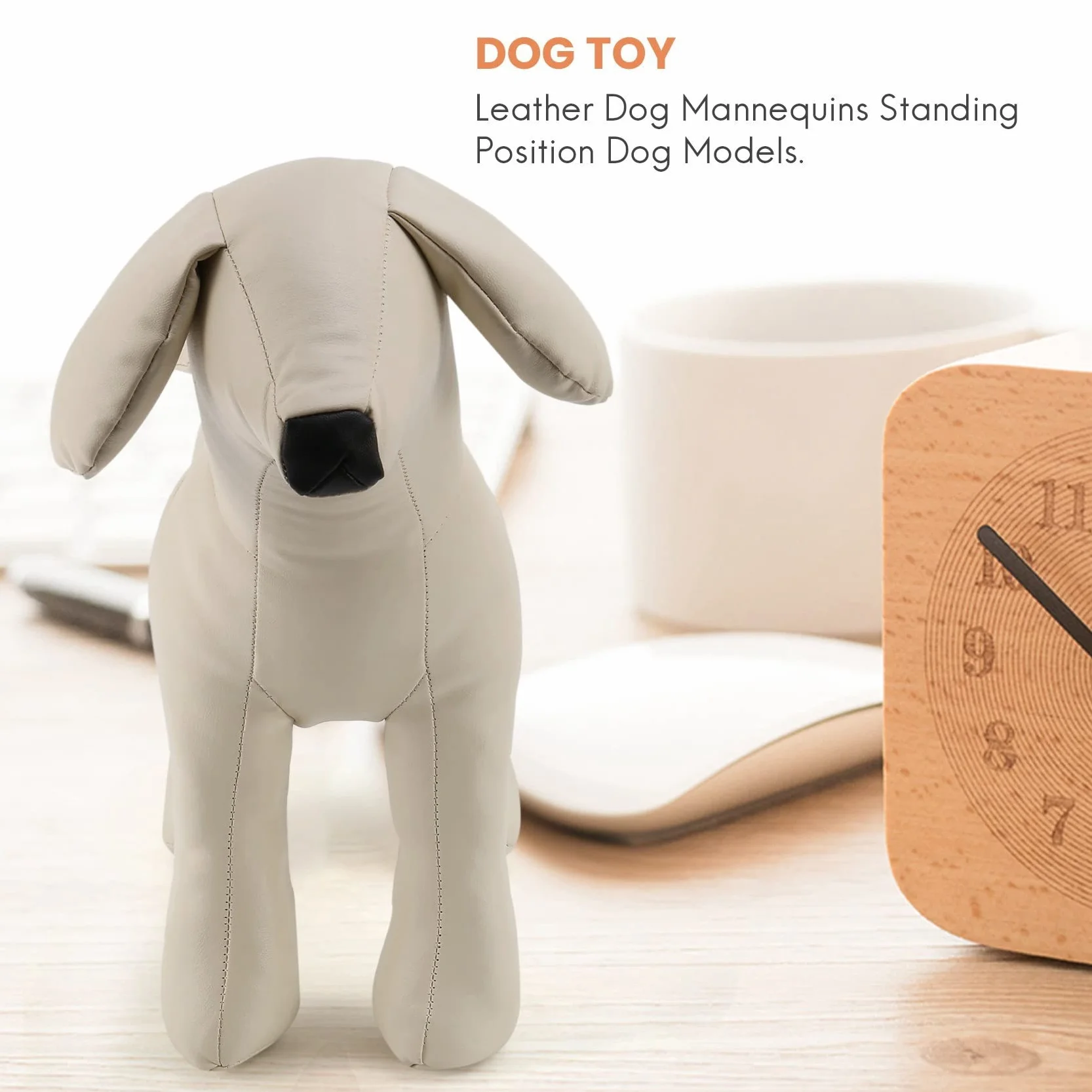 Mannequins de chien en cuir blanc position debout