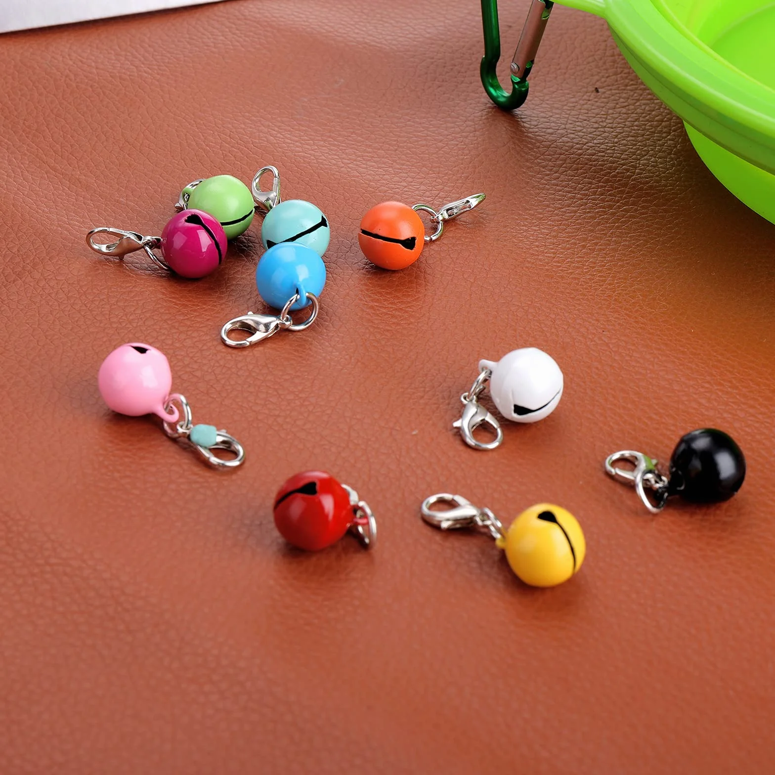 Molain Lot de 10 clochettes colorées pour collier chat chien, avec fermoirs, accessoires animaux