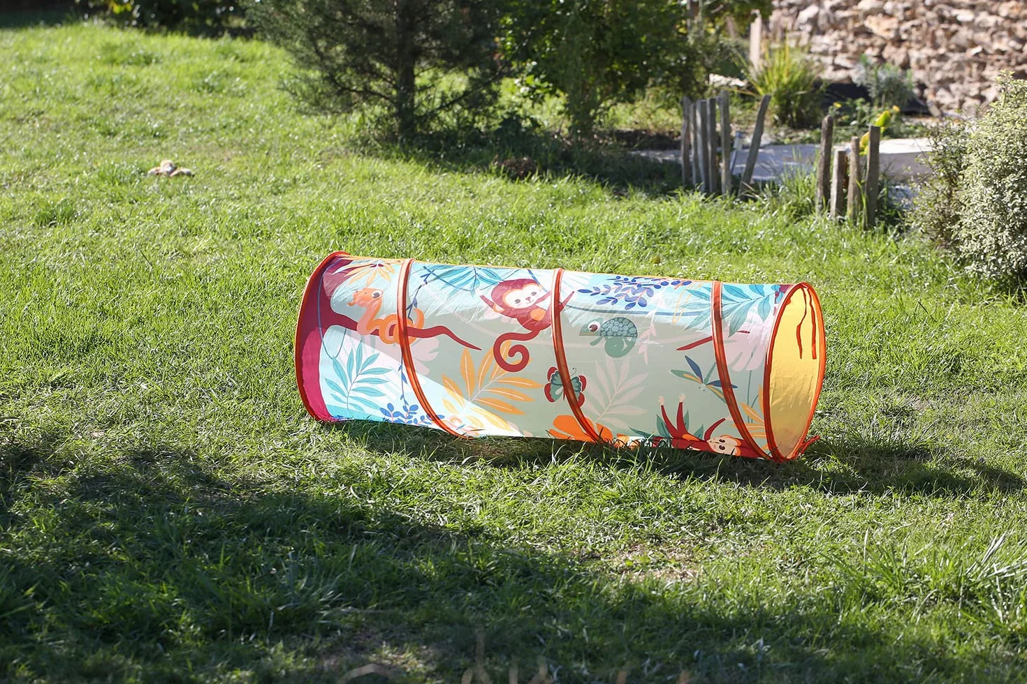 LUDI - Tunnel de Jeu - Dès 2 Ans - Thème Jungle - Léger et Pliable - Utilisation intérieur et Extérieur - Développe la motricité - 42x120cm