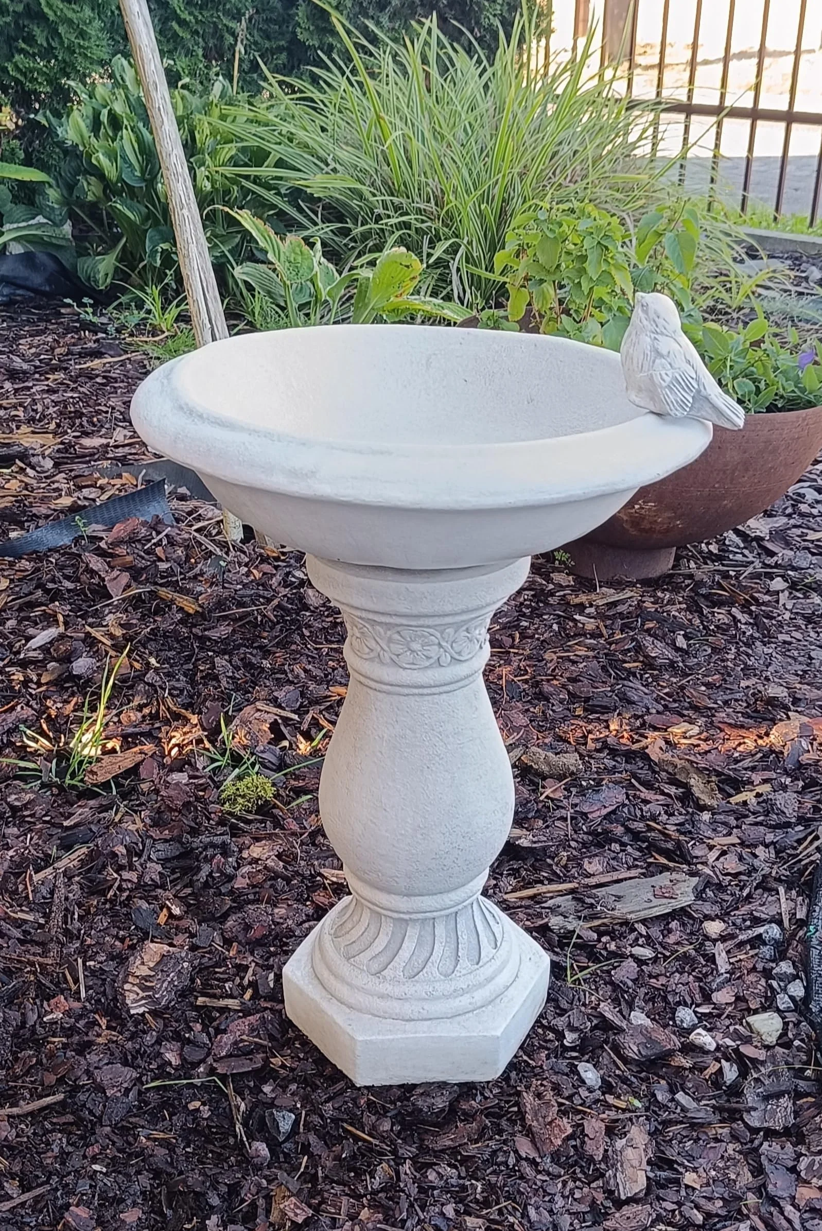 Bain d'oiseau Antique sur Colonne décorative en Pierre coulée