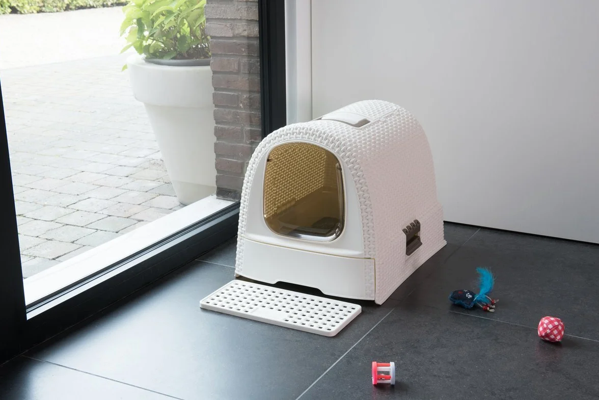 CURVER Maison de Toilette pour Chat - Bac à Litière Fermé - Compartiment Inférieur Amovible pour Un Nettoyage Facile - Pelle à Litière et Tapis de Sol Inclus - Dimensions : 51 x 39 x 40 cm - Ivoire
