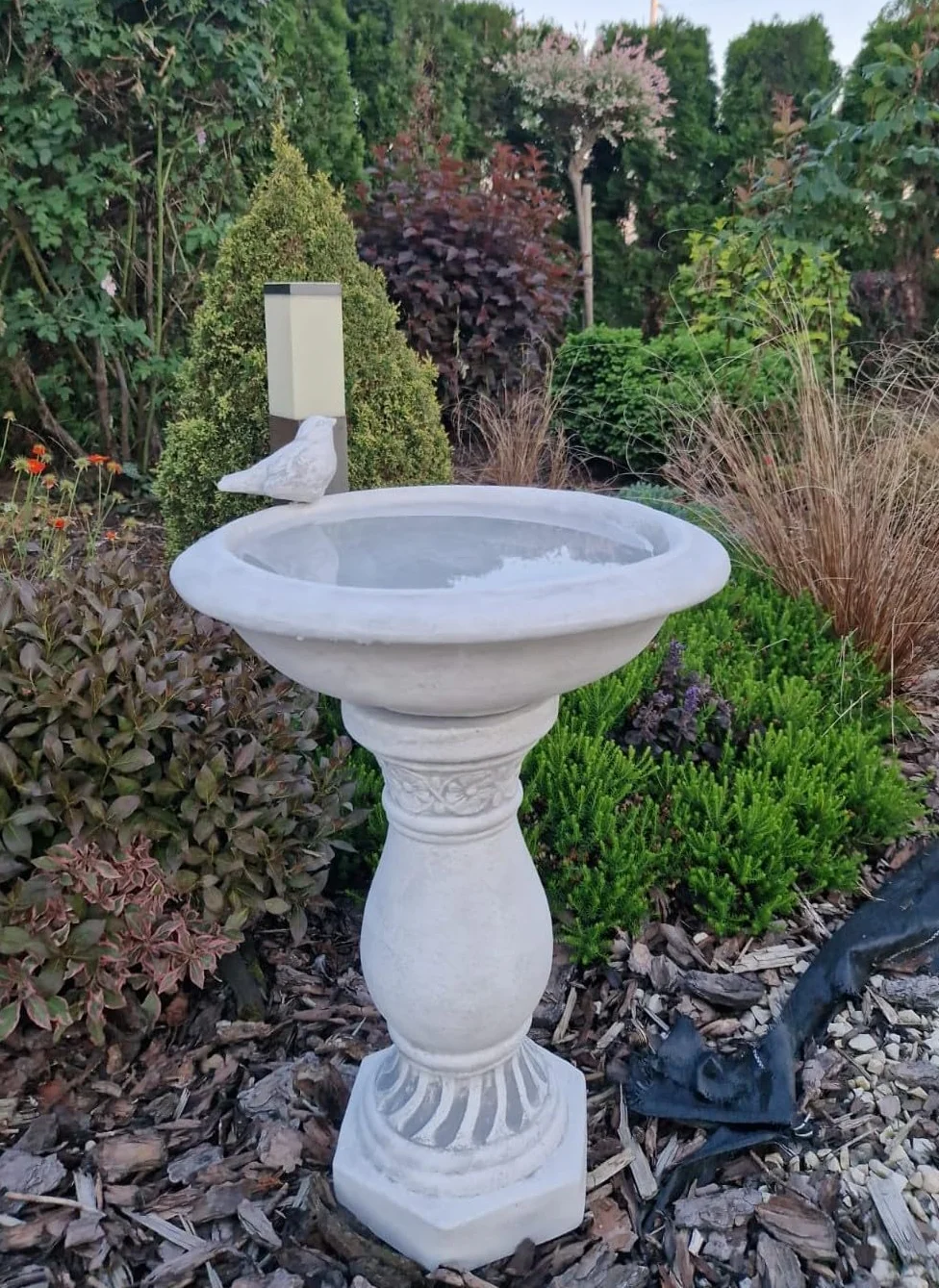Bain d'oiseau Antique sur Colonne décorative en Pierre coulée