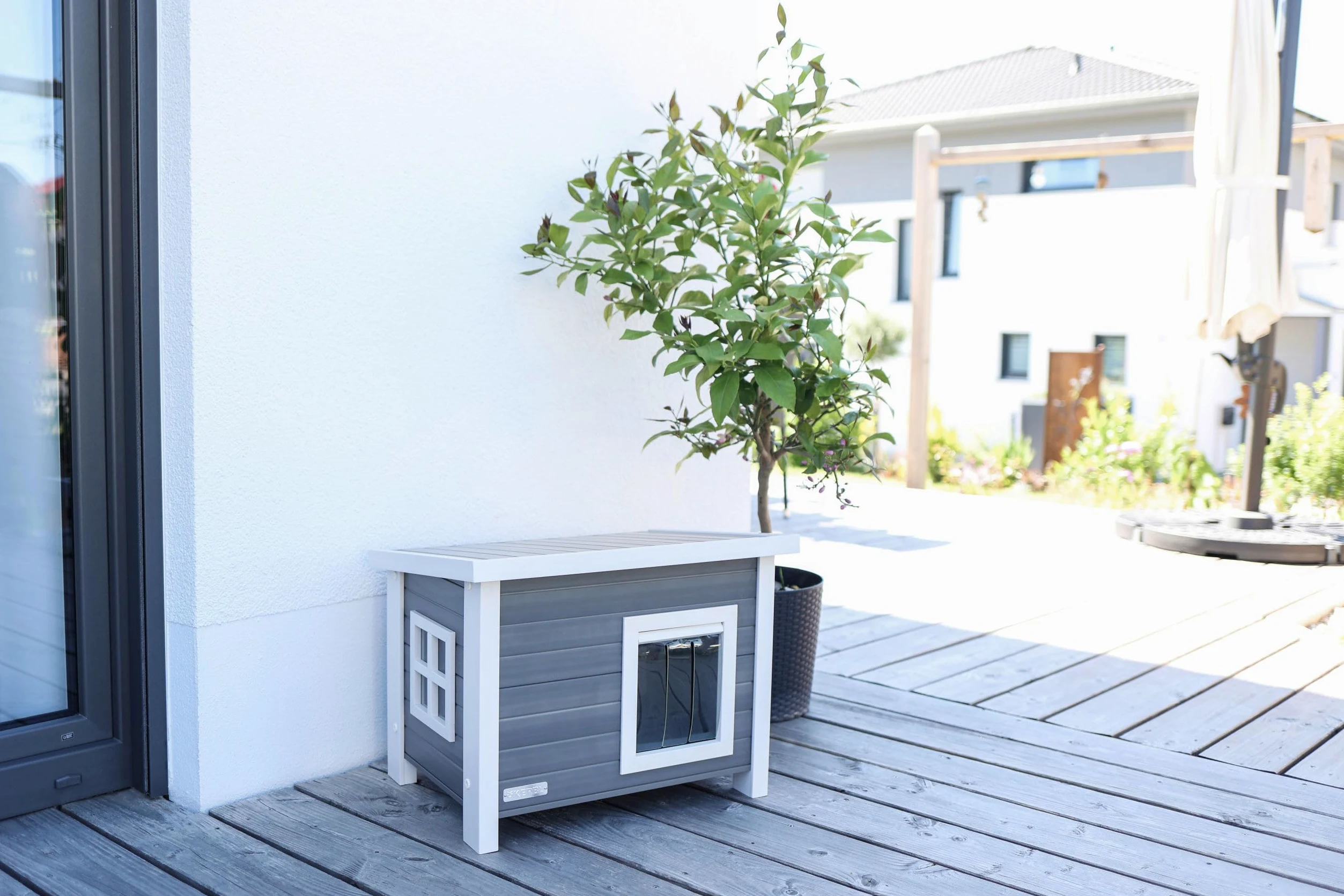 Kerbl Pet Maison pour Chat ECO Eli, cabane pour Chat, Gris, Blanc, 57x45x43cm, Plastique recyclé, Bois, résistant aux intempéries, Montage Facile