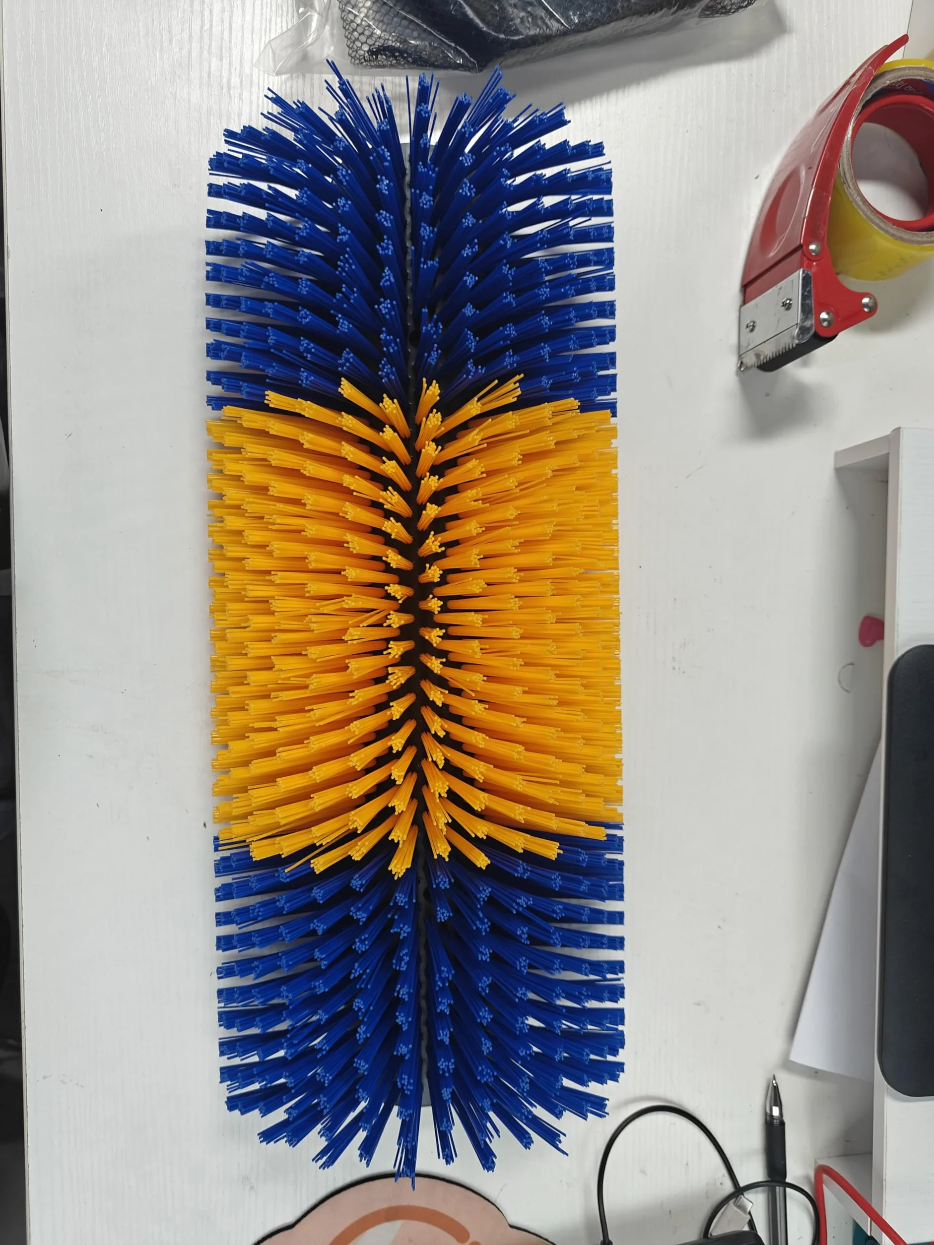 Brosse à gratter semi-circulaire Equine Scratcher pour bovins moutons chevaux cochons nylon 17,4 x 7,87 pouces